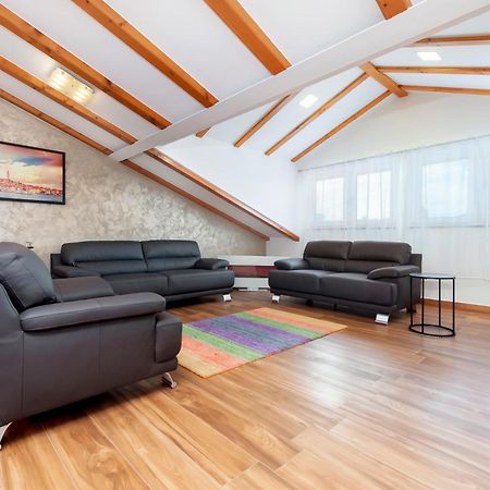 Apartment The Loft Ровин Екстериор снимка