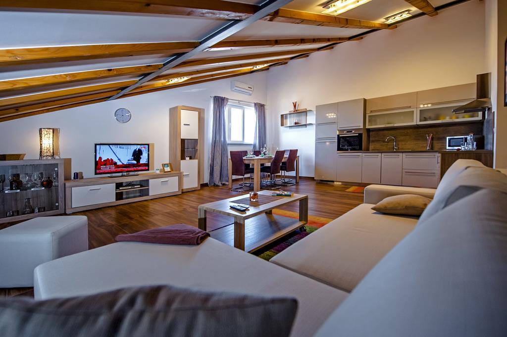 Apartment The Loft Ровин Екстериор снимка