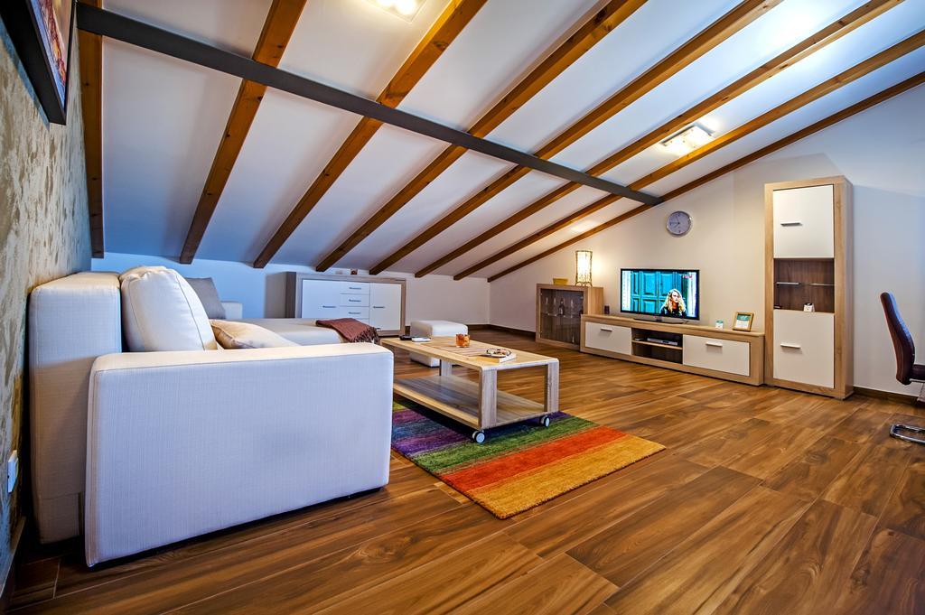 Apartment The Loft Ровин Екстериор снимка