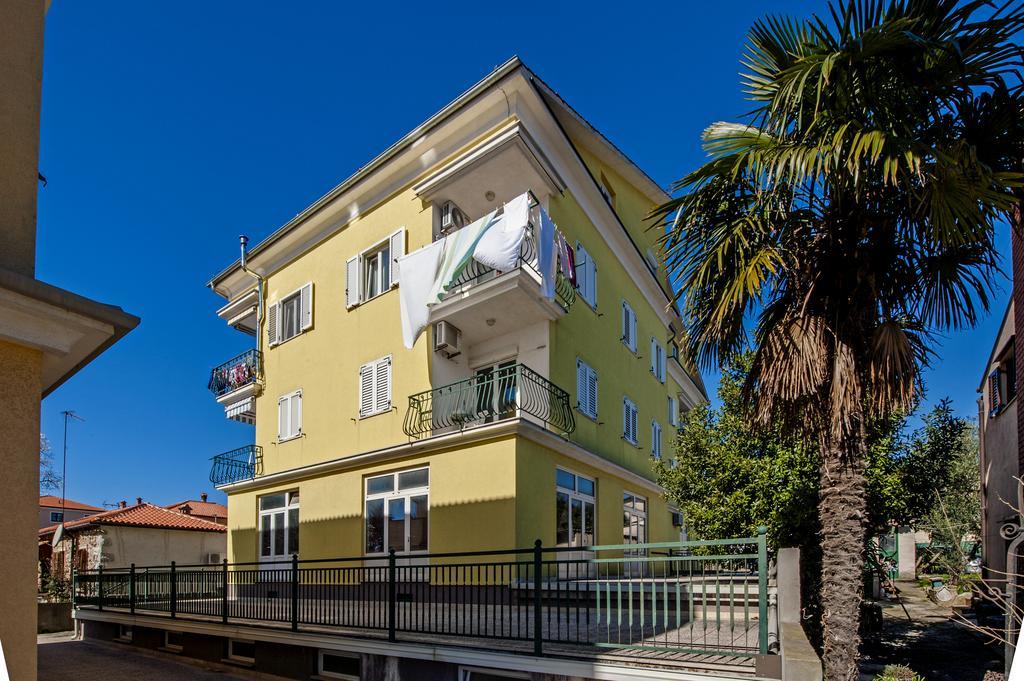 Apartment The Loft Ровин Екстериор снимка