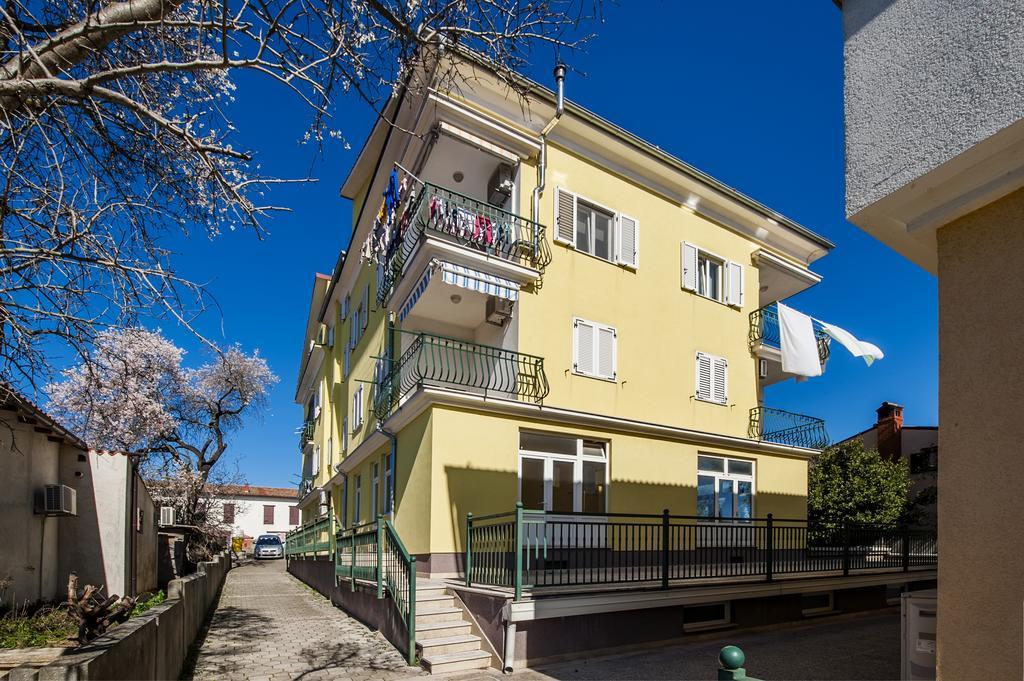 Apartment The Loft Ровин Екстериор снимка